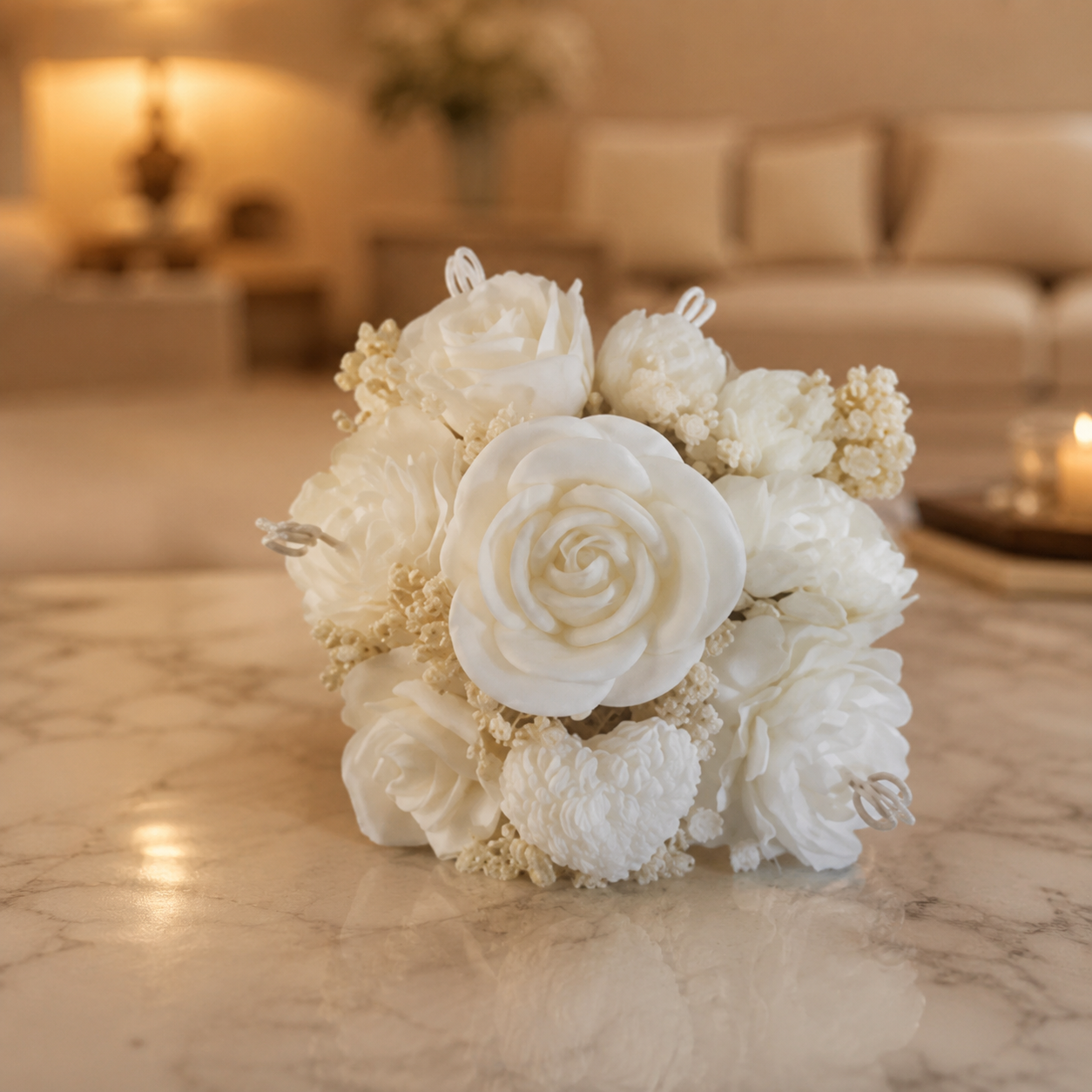 Ramo floral de cera blanco con caja rosa de presentación