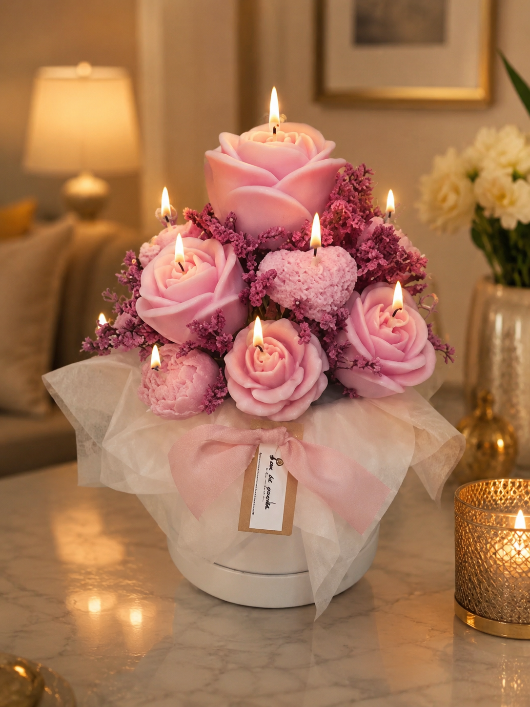 Centro de velas rosas con corazón floral