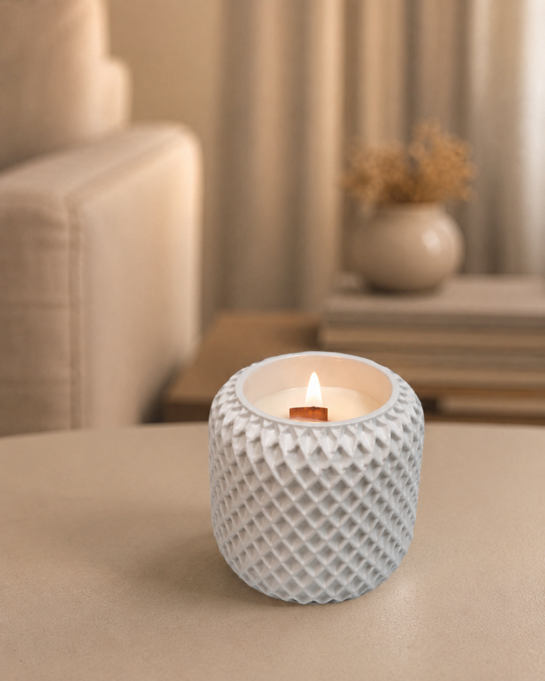 Vela artesanal blanca con textura rombo en resina ecológica