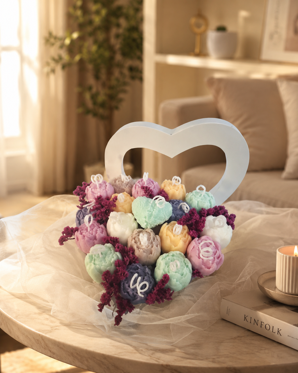 Bouquet de velas multicolor en caja corazón blanca