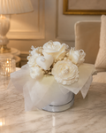 Ramo de flores de cera blancas con corazón decorativo