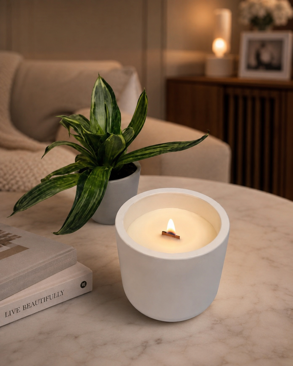 Vela artesanal en vaso blanco de resina ecológica – Minimalista y con mecha de madera