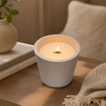 Vela artesanal en vaso blanco de resina ecológica – Minimalista y con mecha de madera