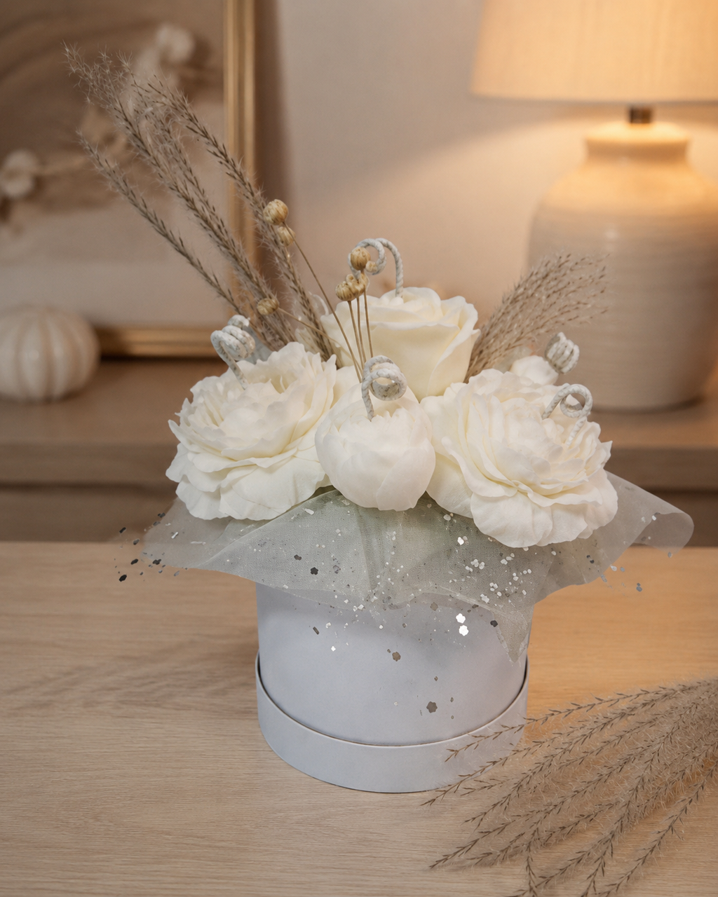 Ramo floral de velas blancas en caja decorativa