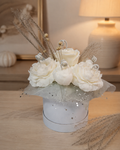 Ramo floral de velas blancas en caja decorativa