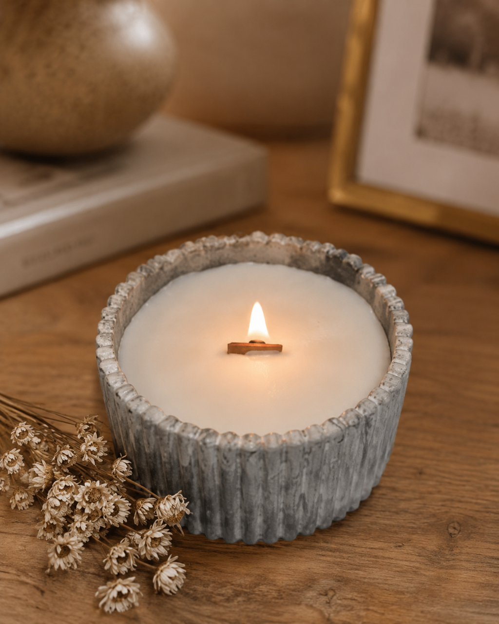 Vela artesanal con flor decorativa en resina ecológica blanca rayada