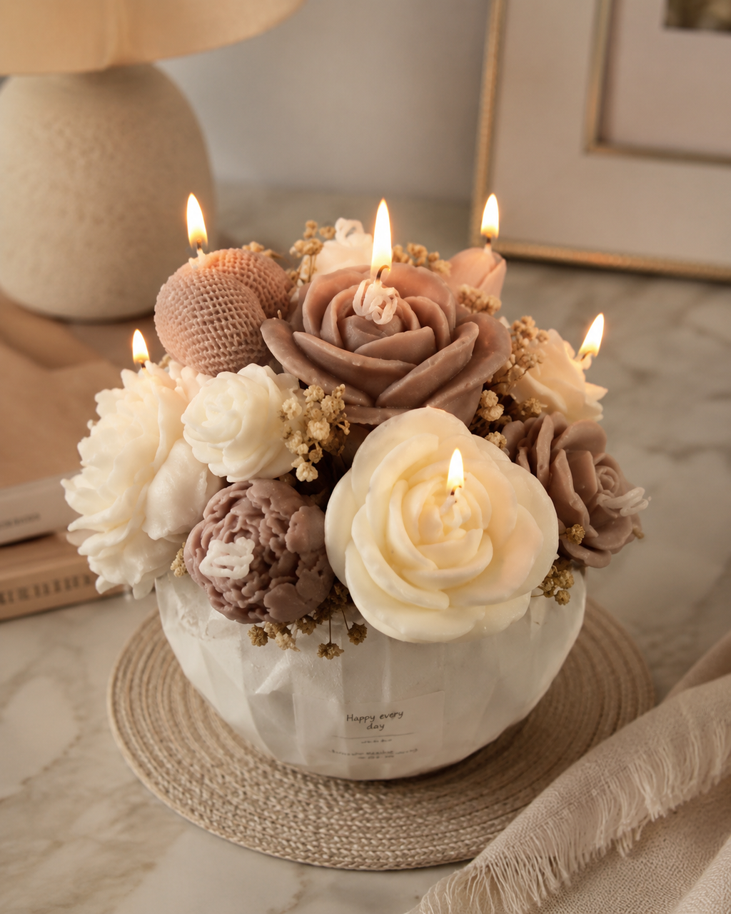 entro decorativo de velas artesanales beige y blanco con flores y corazones 39,90 €