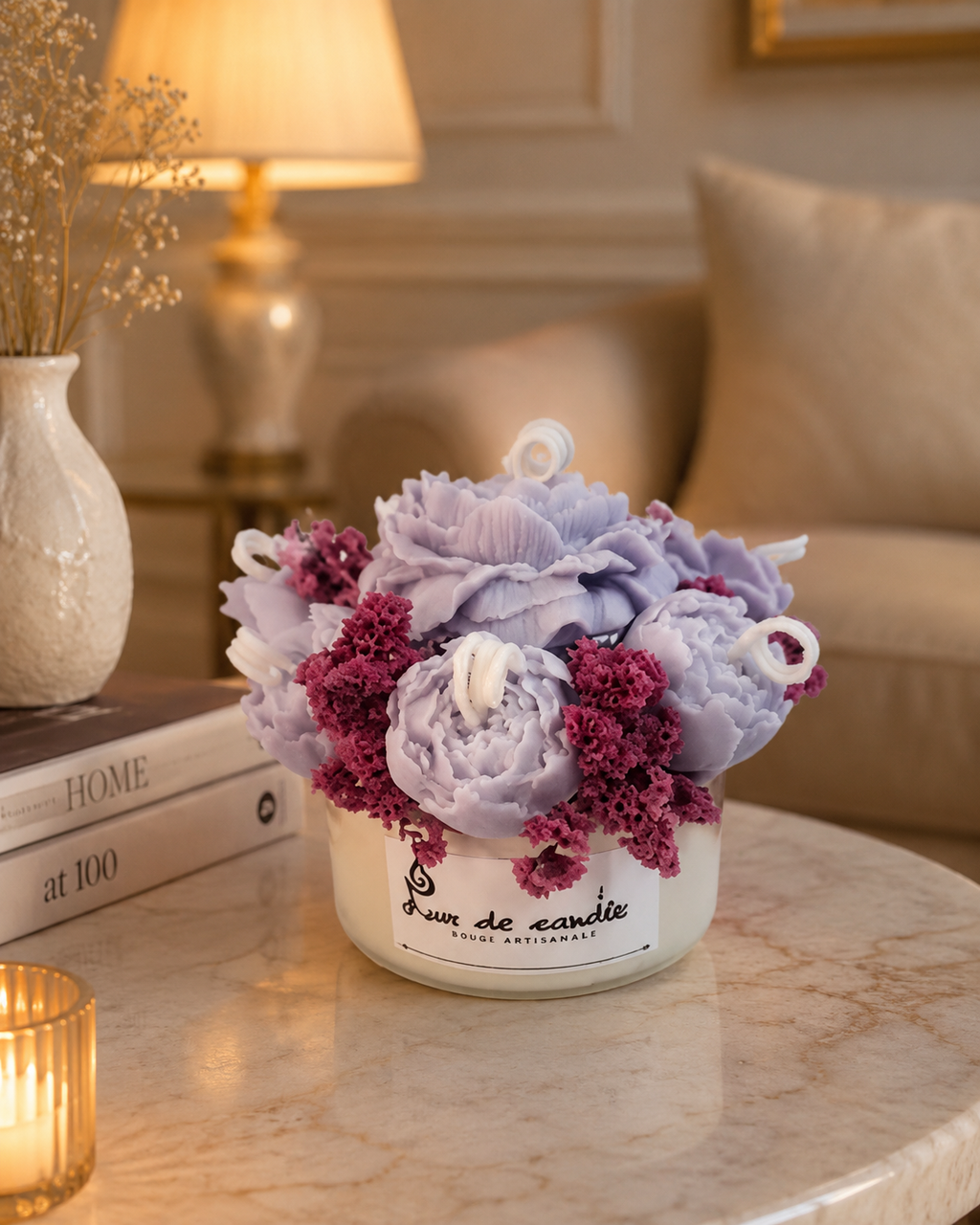 Ramo de cera floral lavanda con base beige y flores secas