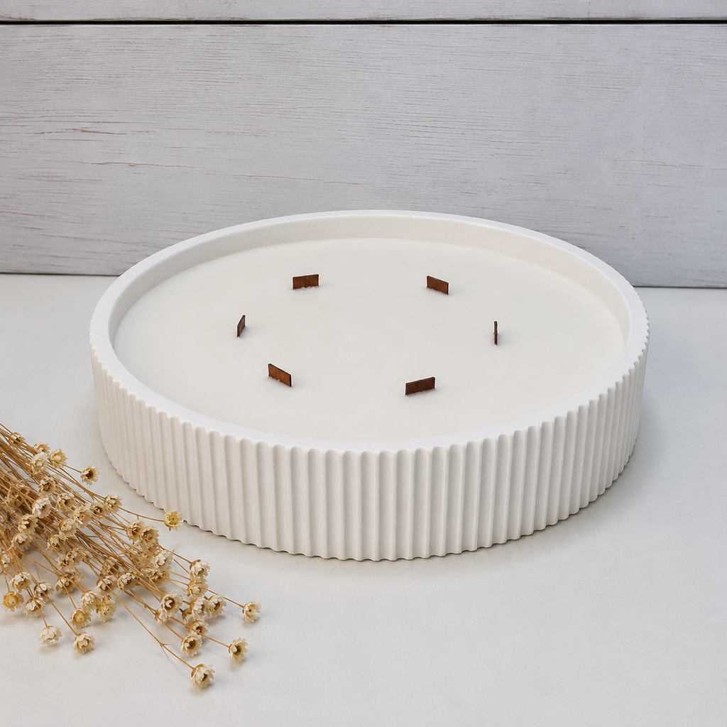 Vela decorativa artesanal ecológica XL en recipiente blanco rayado con flores de cera