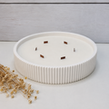 Vela decorativa artesanal ecológica XL en recipiente blanco rayado con flores de cera