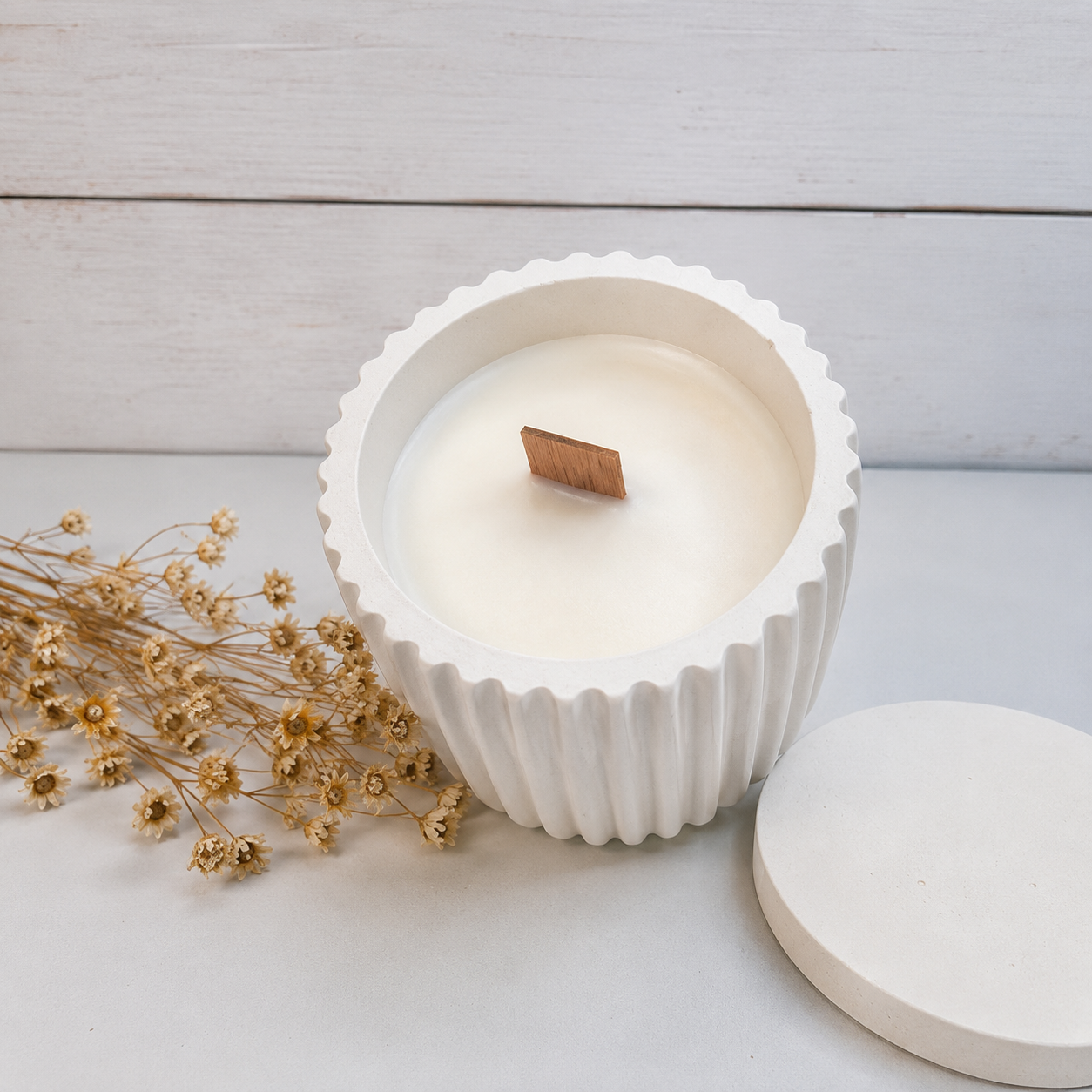 Vela artesanal de cera de soja en vaso blanco rayado de resina ecológica con tapa