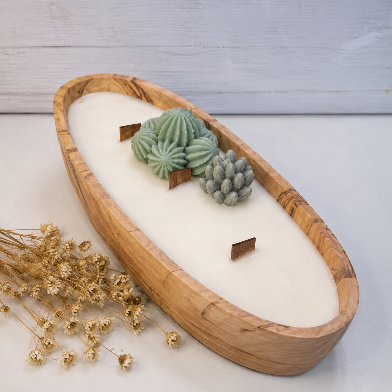 Vela artesanal de cera de soja natural en recipiente de resina ecológica terracota