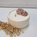 Vela aromática artesanal en recipiente redondo rayado blanco