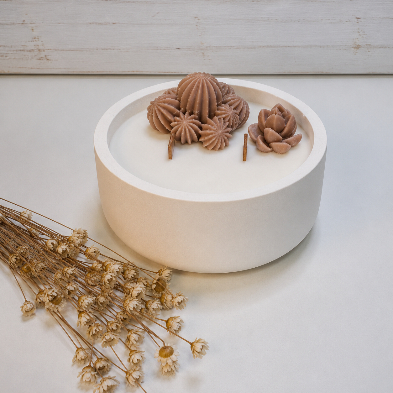 Vela aromática artesanal en recipiente redondo liso blanco de resina ecológica