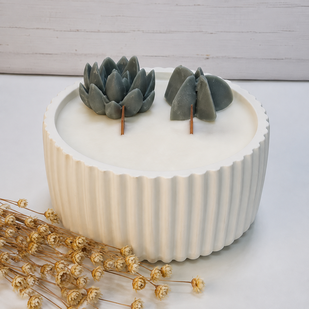 Vela aromática artesanal en recipiente redondo rayado blanco
