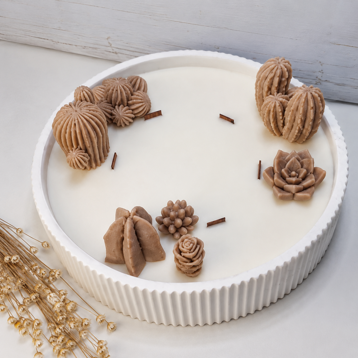 Vela decorativa artesanal ecológica XL en recipiente blanco rayado con flores de cera