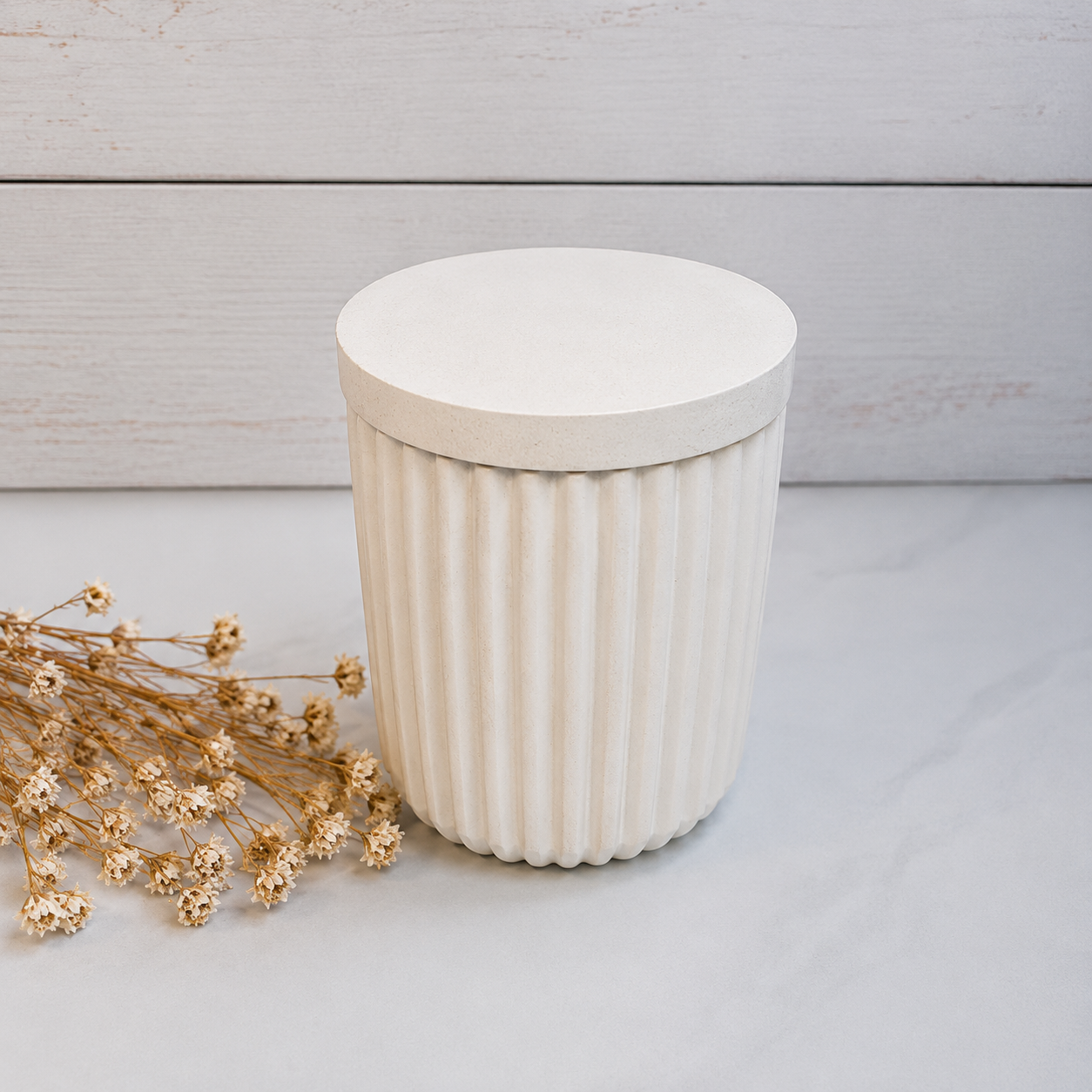 Vela artesanal de cera de soja en vaso blanco rayado de resina ecológica con tapa