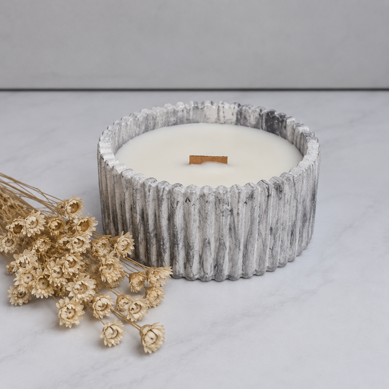 Vela artesanal rayada en resina ecológica – Estilo piedra con mecha de madera