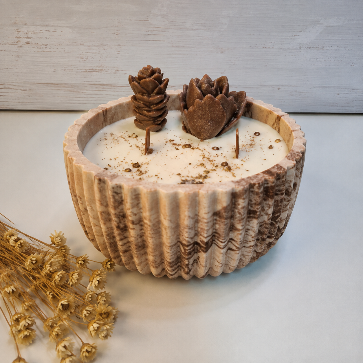 Vela artesanal de cera de soja con mechas de madera – Cuenco rayado
