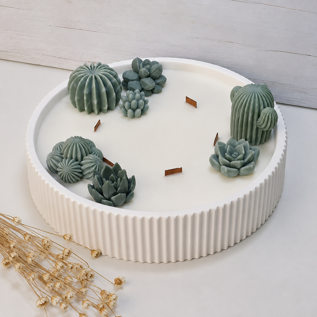 Vela decorativa artesanal ecológica XL en recipiente blanco rayado con flores de cera