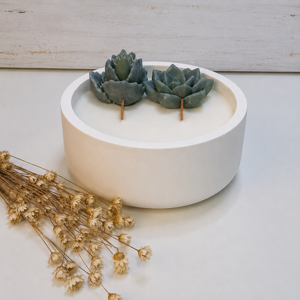 Vela aromática artesanal en recipiente redondo liso blanco de resina ecológica