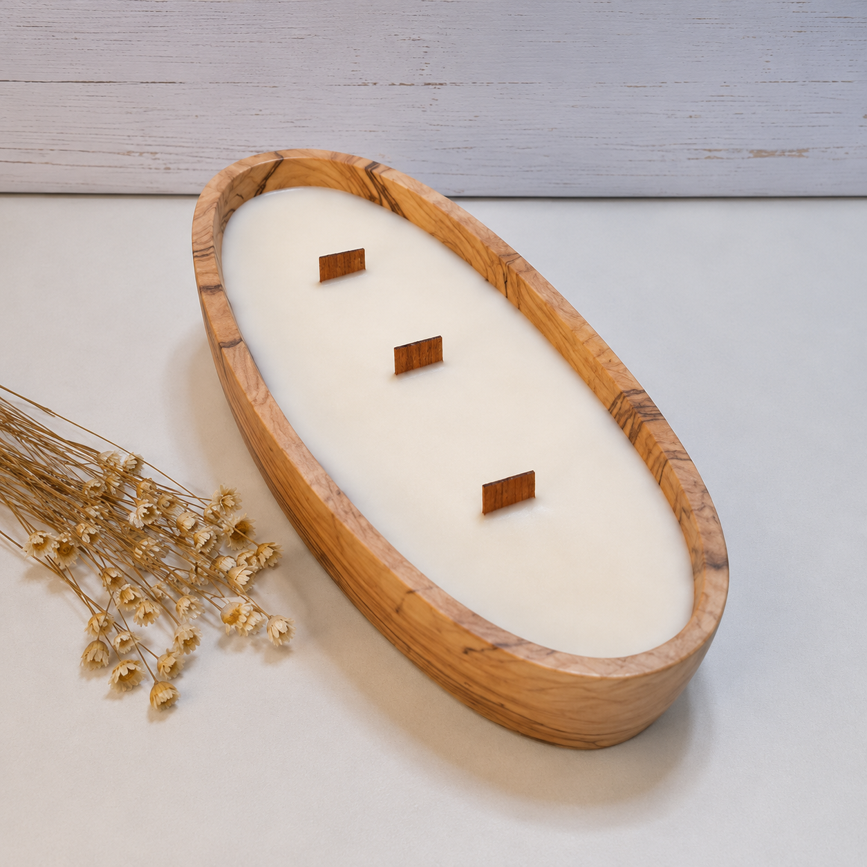 Vela artesanal de cera de soja natural en recipiente de resina ecológica terracota