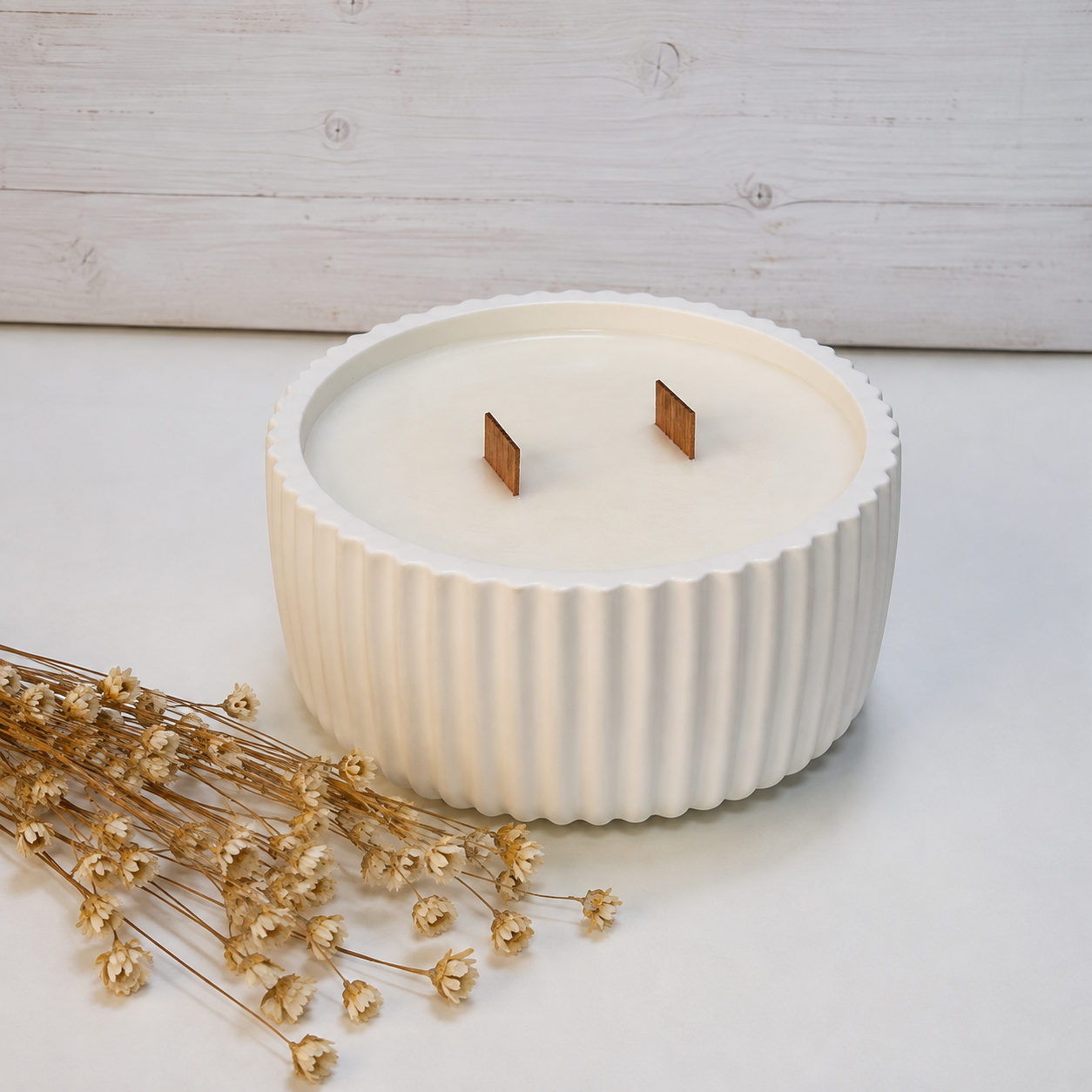 Vela aromática artesanal en recipiente redondo rayado blanco