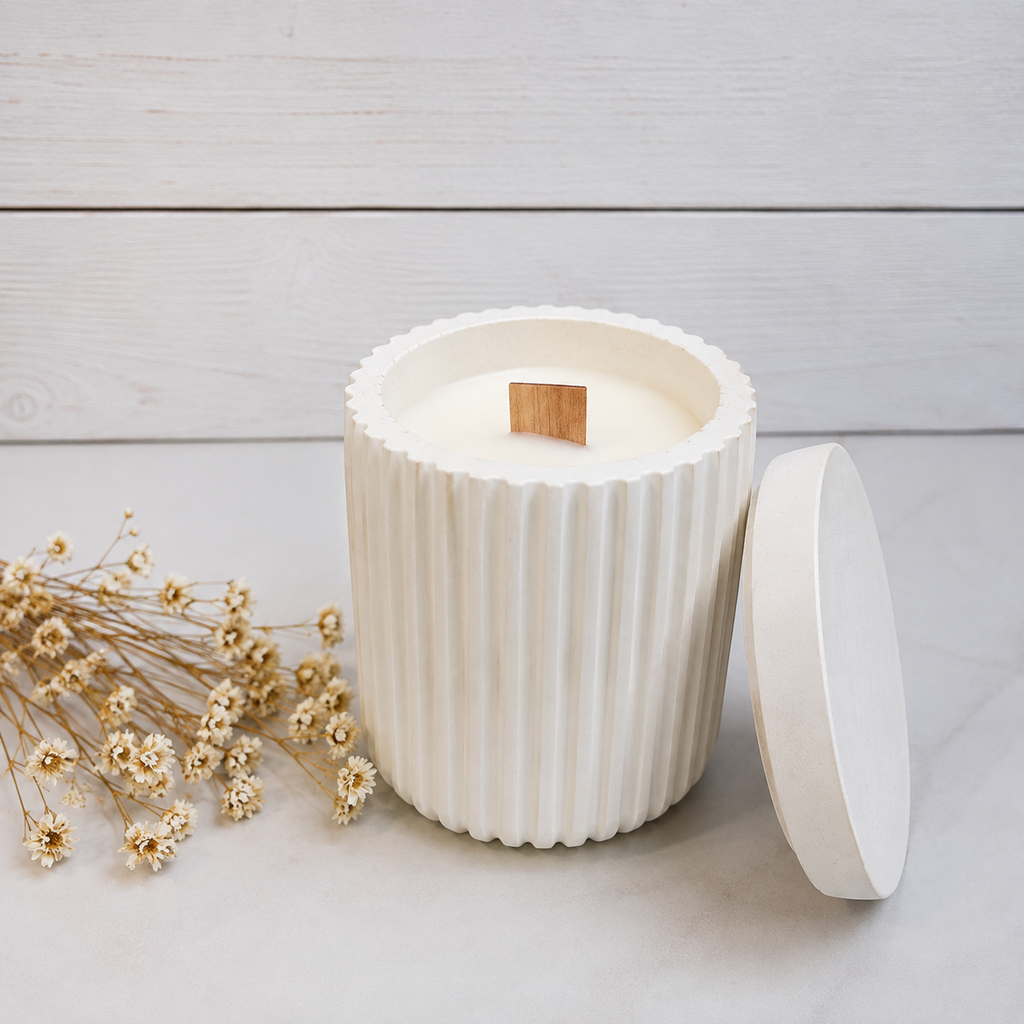 Vela artesanal de cera de soja en vaso blanco rayado de resina ecológica con tapa