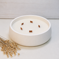Vela aromática artesanal grande en recipiente blanco decorado con cactus y suculentas