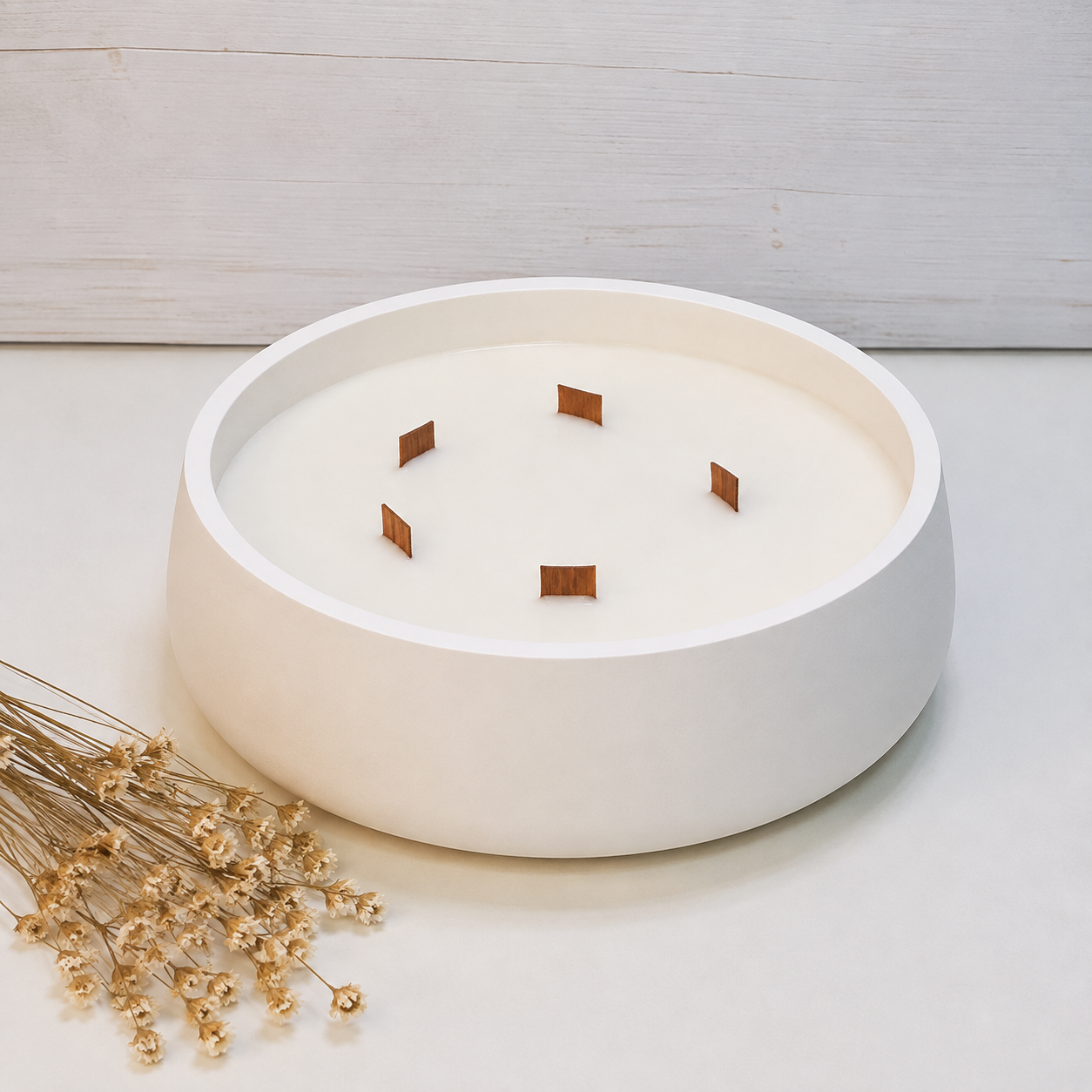 Vela aromática artesanal grande en recipiente blanco decorado con cactus y suculentas