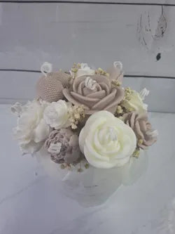entro decorativo de velas artesanales beige y blanco con flores y corazones 39,90 €