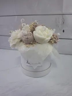 entro decorativo de velas artesanales beige y blanco con flores y corazones 39,90 €