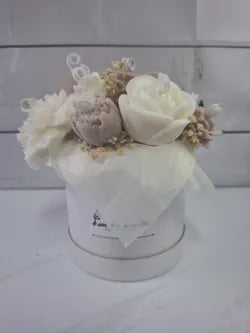 entro decorativo de velas artesanales beige y blanco con flores y corazones 39,90 €
