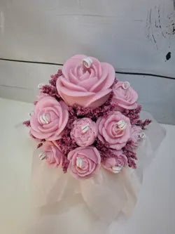 Centro de velas rosas con corazón floral