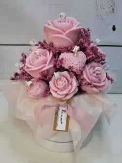 Centro de velas rosas con corazón floral