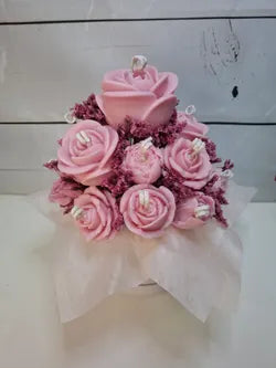 Centro de velas rosas con corazón floral