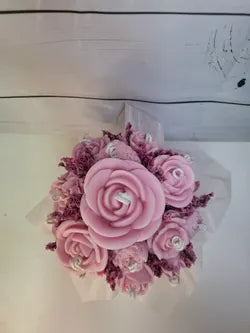 Centro de velas rosas con corazón floral