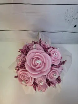 Centro de velas rosas con corazón floral