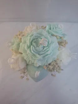 Mini ramo en tonos menta con corazón de cera vegetal