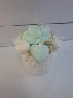 Mini ramo en tonos menta con corazón de cera vegetal