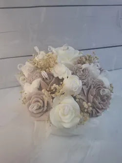 Ramo de cera beige y blanco con flores secas y corazón