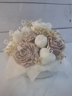 Ramo de cera beige y blanco con flores secas y corazón