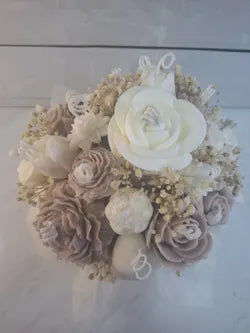 Ramo de cera beige y blanco con flores secas y corazón