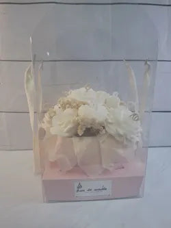 Ramo floral de cera blanco con caja rosa de presentación