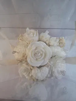Ramo floral de cera blanco con caja rosa de presentación