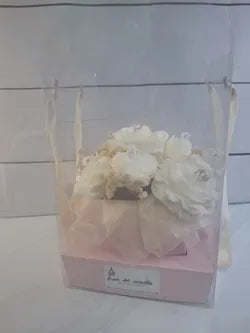Ramo floral de cera blanco con caja rosa de presentación