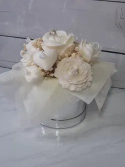 Ramo de flores de cera blancas con corazón decorativo
