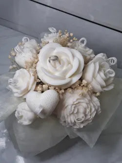 Ramo de flores de cera blancas con corazón decorativo