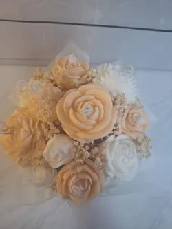 Ramo floral de cera en tonos crema y blanco