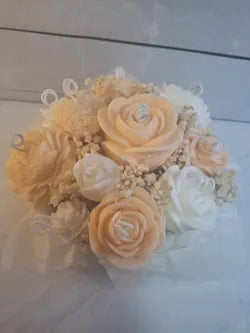 Ramo floral de cera en tonos crema y blanco